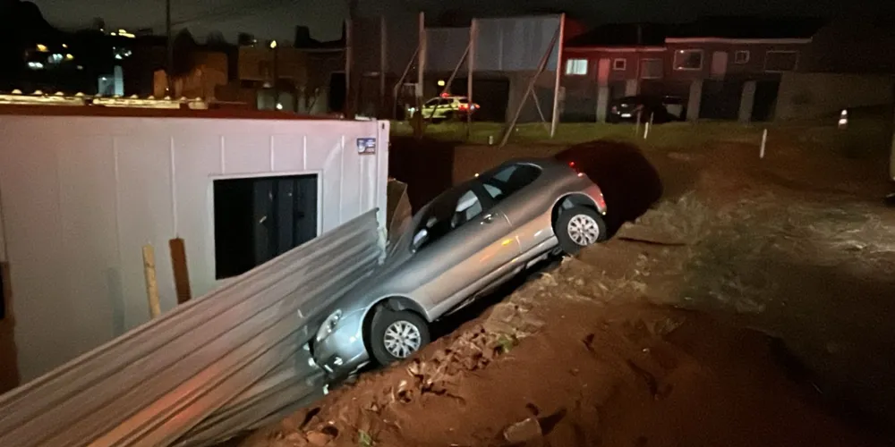 Carro perdeu controle da direção e colidiu ao cair em barranco.