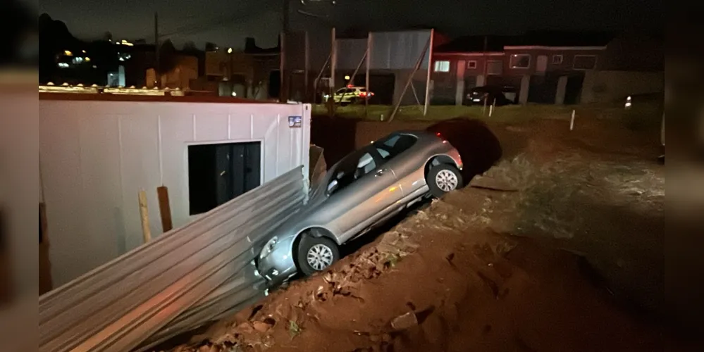 Carro perdeu controle da direção e colidiu ao cair em barranco.