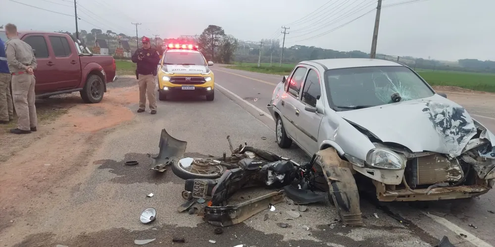 A moto ficou completamente destruída; já o Classic sofreu danos em sua lateral e traseira