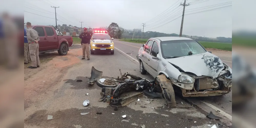 A moto ficou completamente destruída; já o Classic sofreu danos em sua lateral e traseira