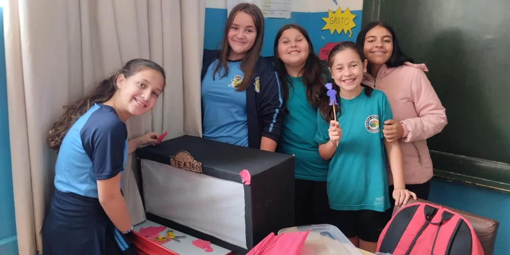 Para solidificar os aprendizados da videoaula, os alunos organizaram um teatro de sombras sobre o assunto