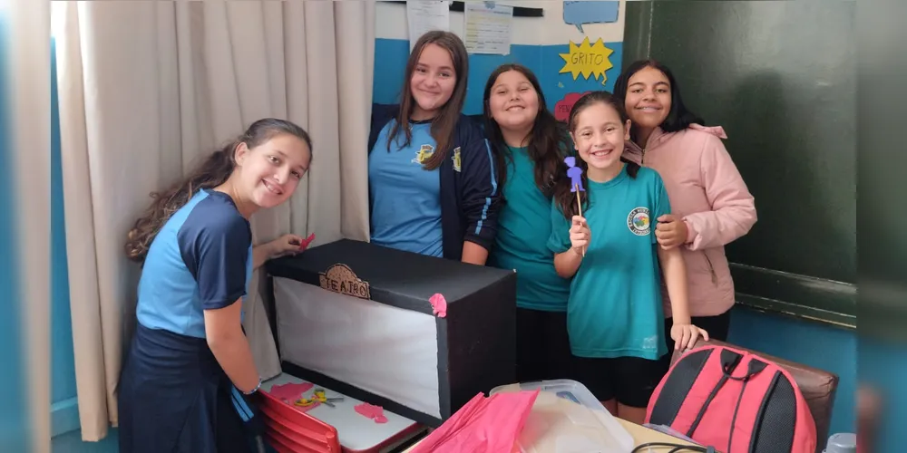 Para solidificar os aprendizados da videoaula, os alunos organizaram um teatro de sombras sobre o assunto