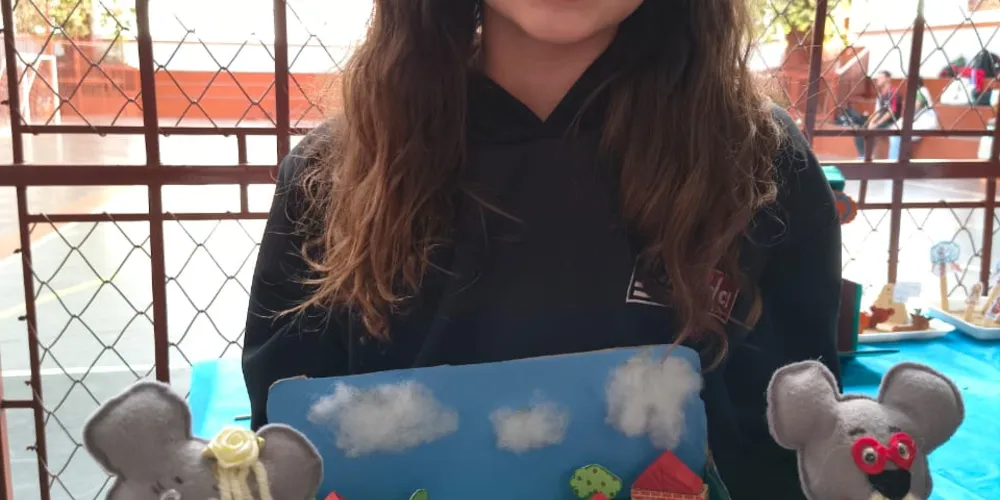 Para tornar o aprendizado ainda mais efetivo, os alunos confeccionaram representações dos personagens e dos cenário da obra