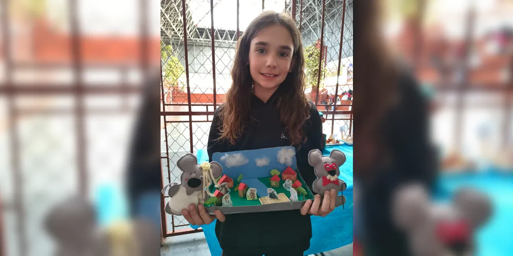 Para tornar o aprendizado ainda mais efetivo, os alunos confeccionaram representações dos personagens e dos cenário da obra