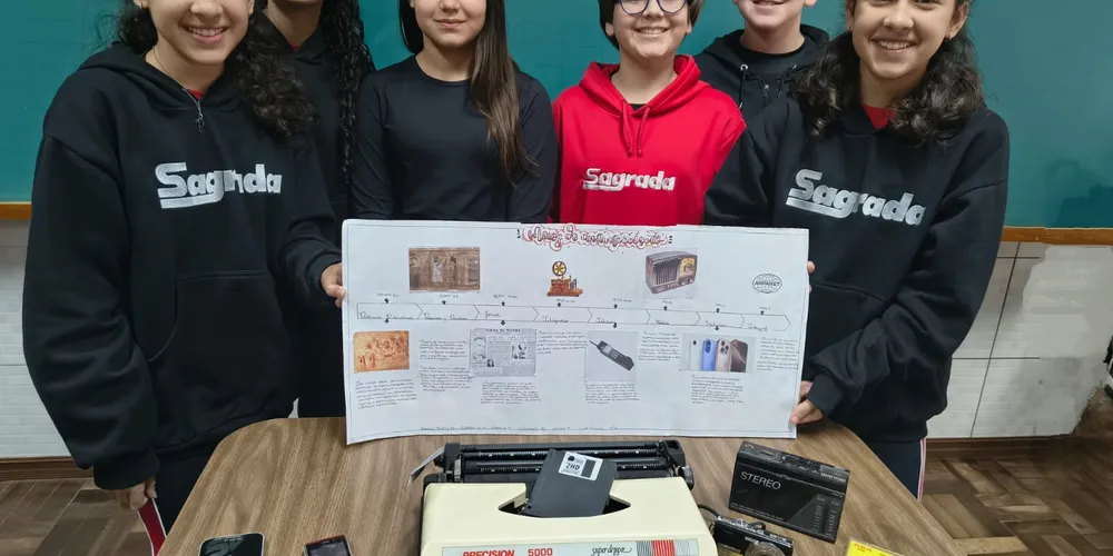 Os estudantes organizaram os mais variados trabalhos baseados na obra, como brinquedos com materiais recicláveis, reportagens, cartazes, entre outros