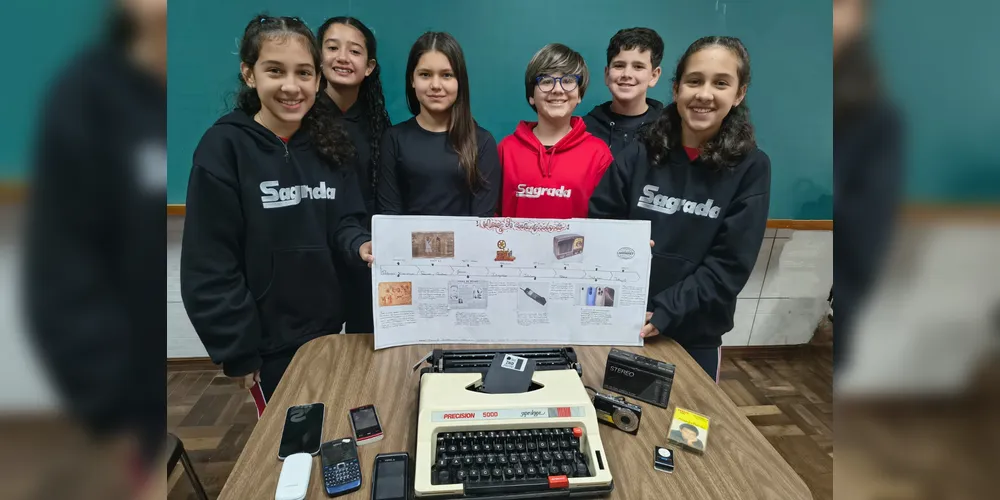 Os estudantes organizaram os mais variados trabalhos baseados na obra, como brinquedos com materiais recicláveis, reportagens, cartazes, entre outros