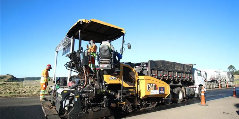Equipe da PRVias recupera pavimentação na BR-376