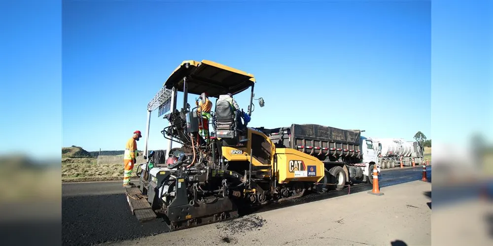 Equipe da PRVias recupera pavimentação na BR-376