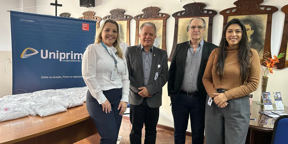 As doações foram entregues pelo Dr. Carlos Augusto Marques, assessor de relacionamento da Uniprime, e pela gerente da agência de Ponta Grossa, Daniele Fontana Dalssoto, ao provedor da Santa Casa, Juarez Antônio Carvalho