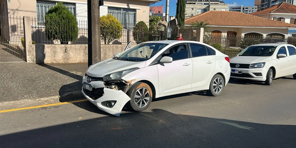 Colisão lateral resultou em deslocamento do para-choque do HB20.
