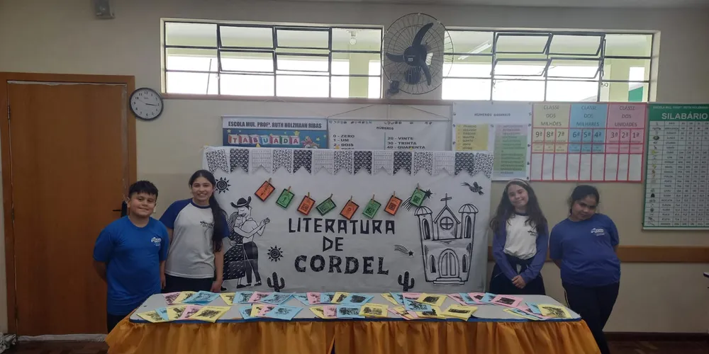 Como resultado dos estudos, os alunos apresentaram os trabalhos sobre a temática na feira cultural da escola