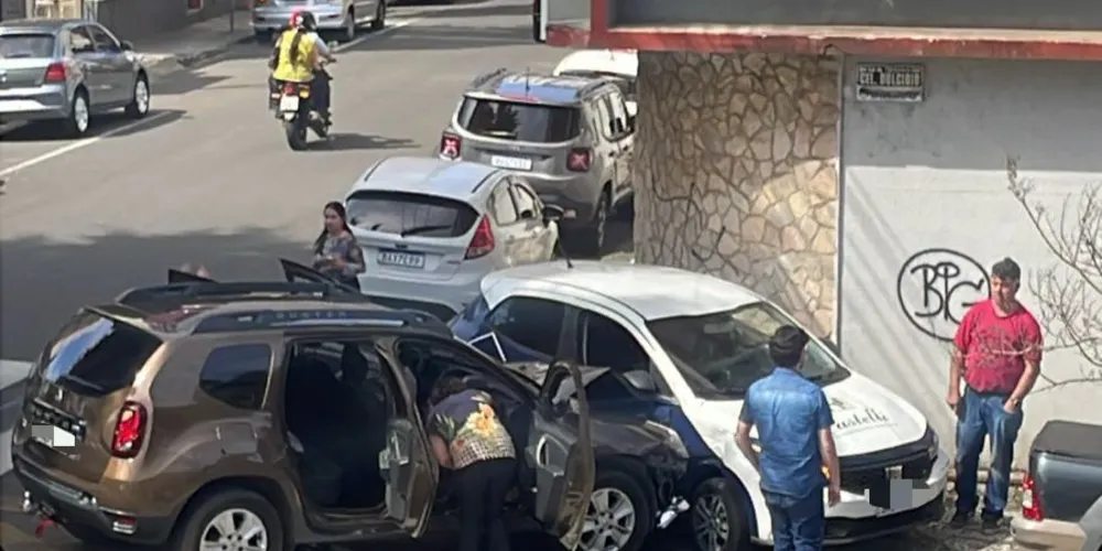 Uma das vítimas ficou enclausurada com a colisão.