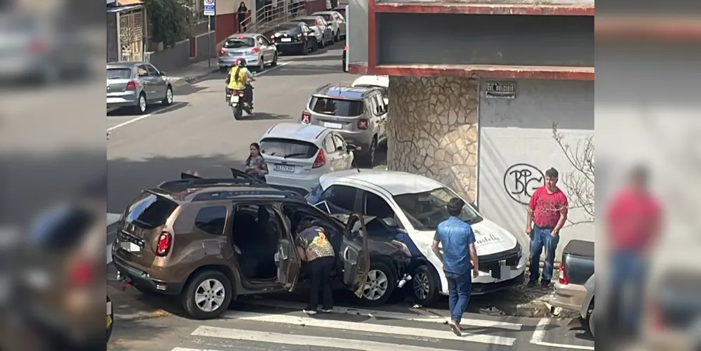 Uma das vítimas ficou enclausurada com a colisão.