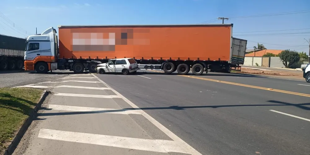 Veículo foi parar embaixo da carga do caminhão