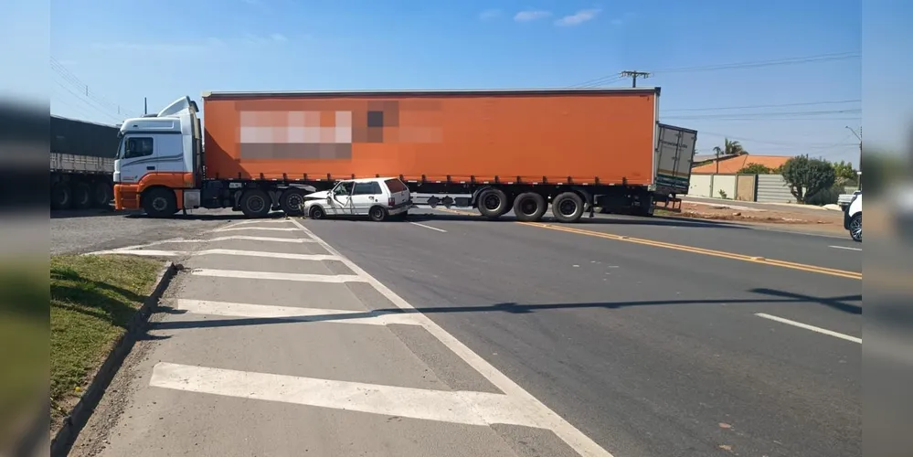 Veículo foi parar embaixo da carga do caminhão