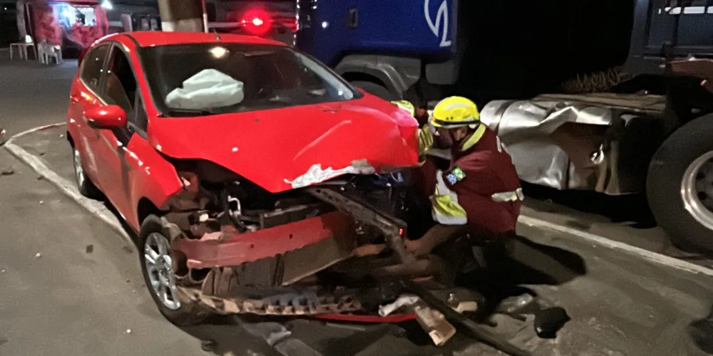 Carro teve a parte dianteira destruída.