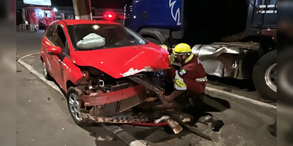 Carro teve a parte dianteira destruída.