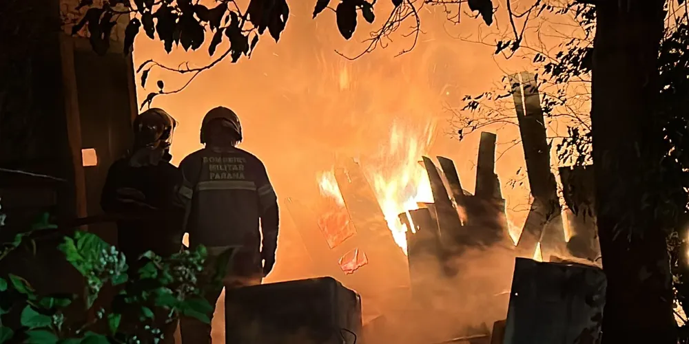 Vizinhos acionaram o Corpo de Bombeiros ao notarem que casa abandonada estava pegando fogo.