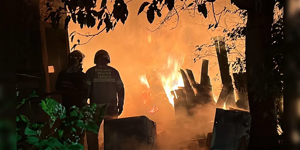 Vizinhos acionaram o Corpo de Bombeiros ao notarem que casa abandonada estava pegando fogo.