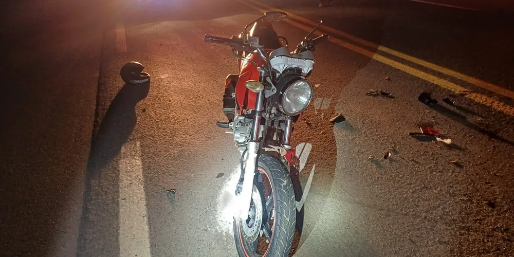 Condutor da motocicleta foi encaminhado à unidade hospitalar; a passageira faleceu no locla