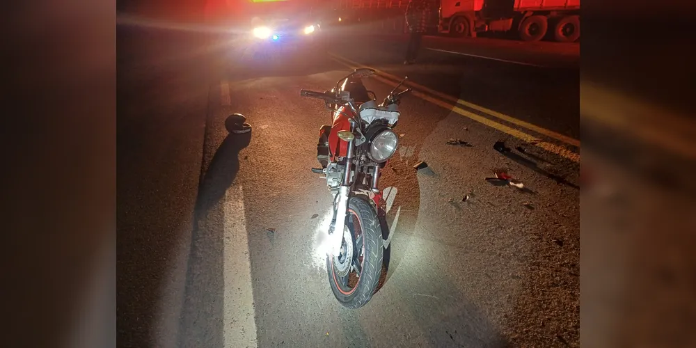 Condutor da motocicleta foi encaminhado à unidade hospitalar; a passageira faleceu no locla