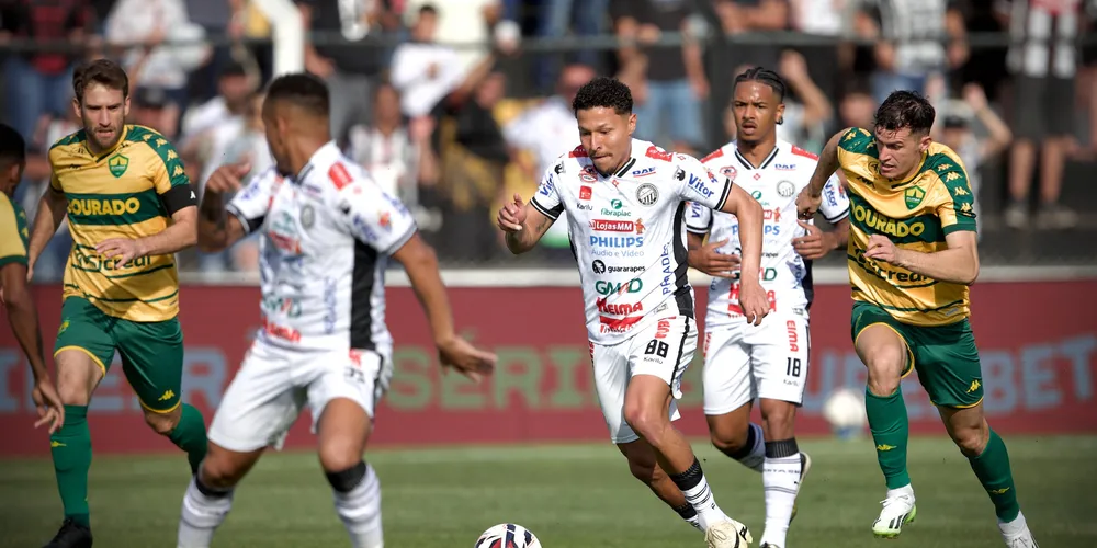 O jogo foi realizado neste domingo (14), no Estádio Germano Krüger, em Ponta Grossa