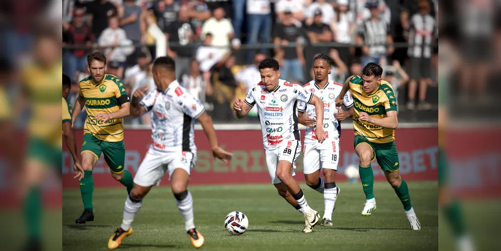 O jogo foi realizado neste domingo (14), no Estádio Germano Krüger, em Ponta Grossa