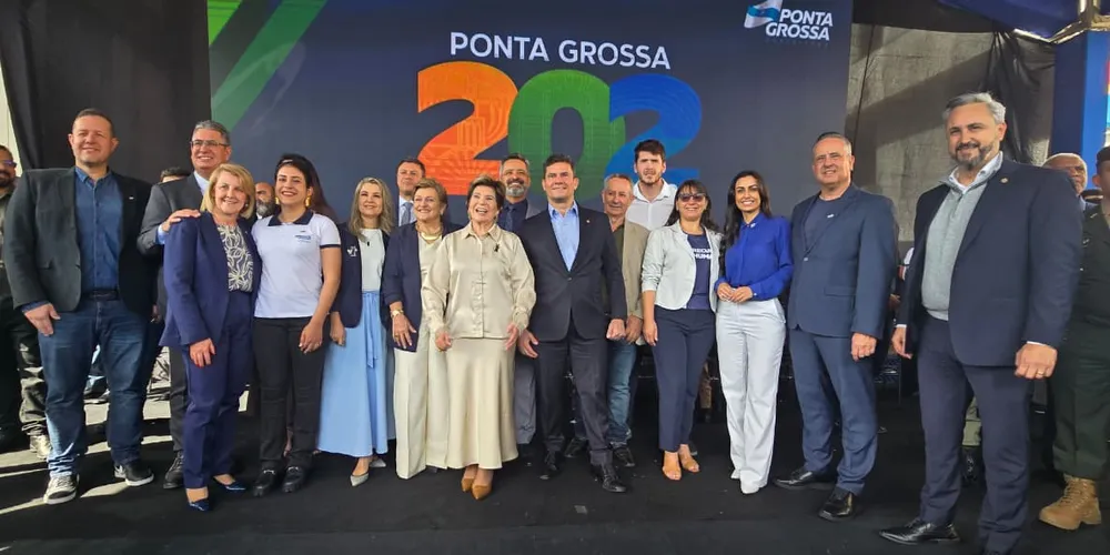Autoridades reunidas em desfile