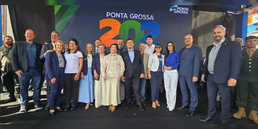 Autoridades reunidas em desfile