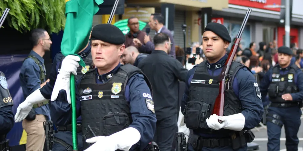As forças de segurança compareceram em grande número durante o desfile