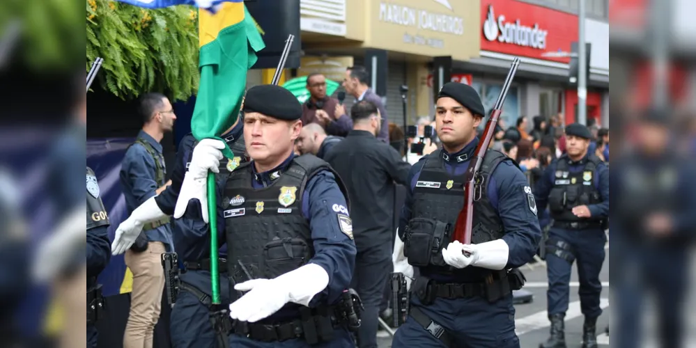 As forças de segurança compareceram em grande número durante o desfile