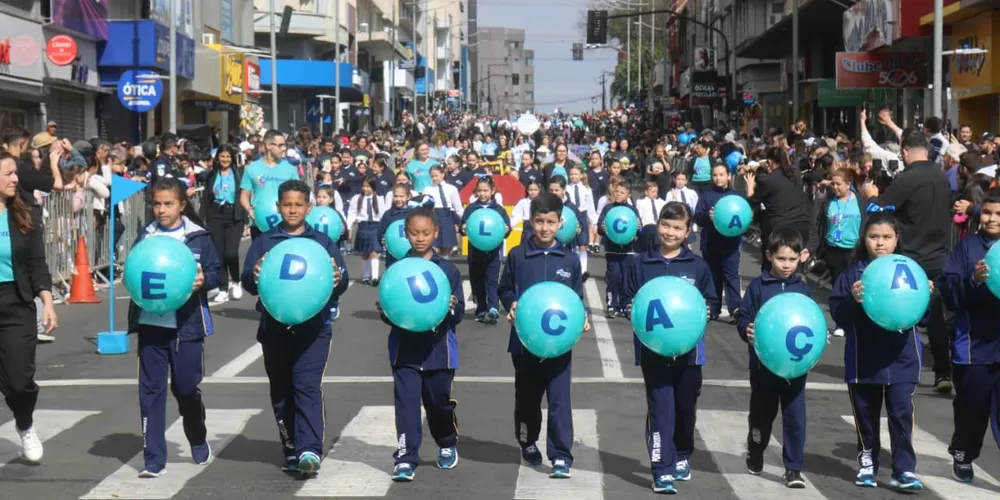 O desfile ocorreu durante a manhã desta segunda (15), e contou com a participação de dezenas de instituições de ensino