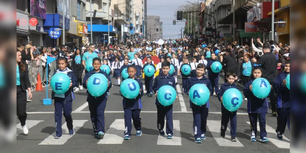 O desfile ocorreu durante a manhã desta segunda (15), e contou com a participação de dezenas de instituições de ensino