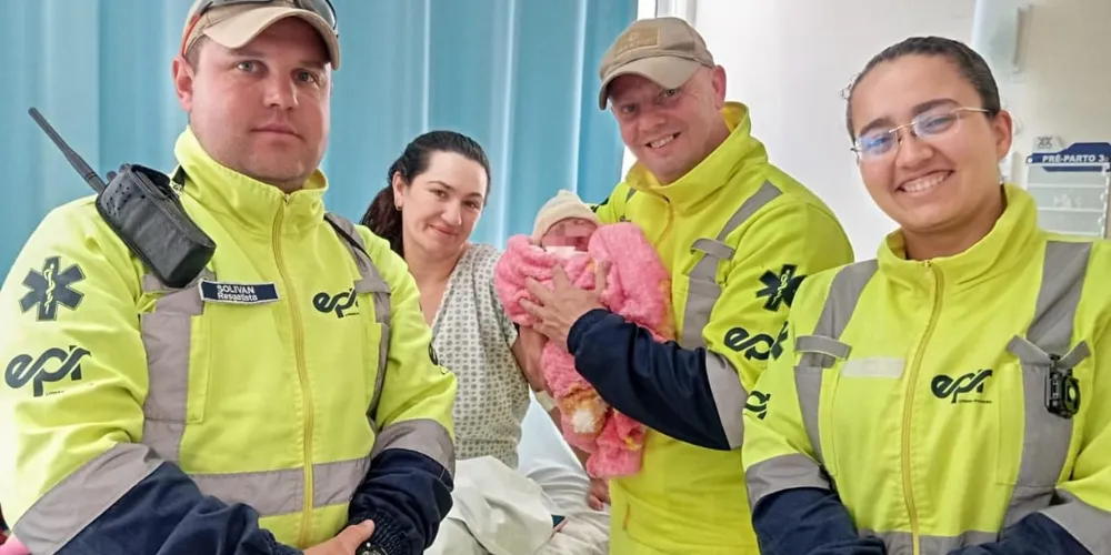 Os socorristas Aurélio Coutinho, Solivan R Teixeira e Jamile P. Mulfait com Jucilene e Maria Cecília