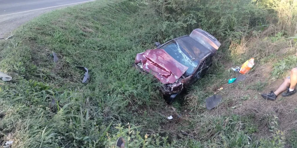 O Chevrolet Corsa acabou caindo em uma valeta