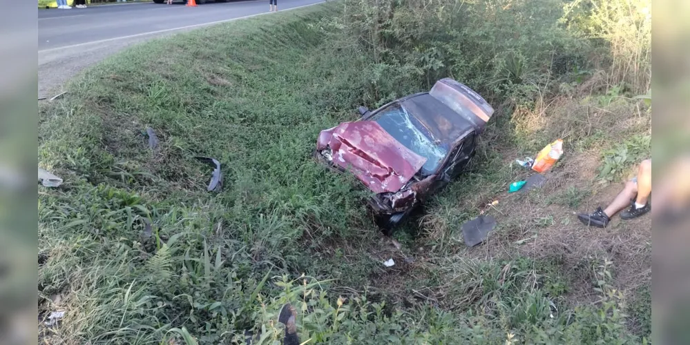 O Chevrolet Corsa acabou caindo em uma valeta