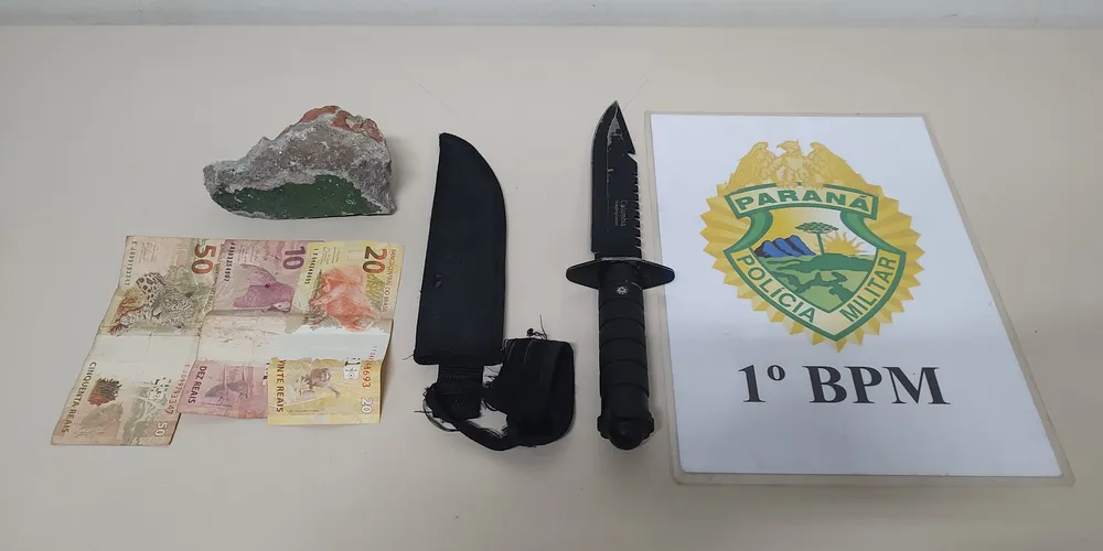 Dupla foi identificada por policial à paisana em posto de combustível