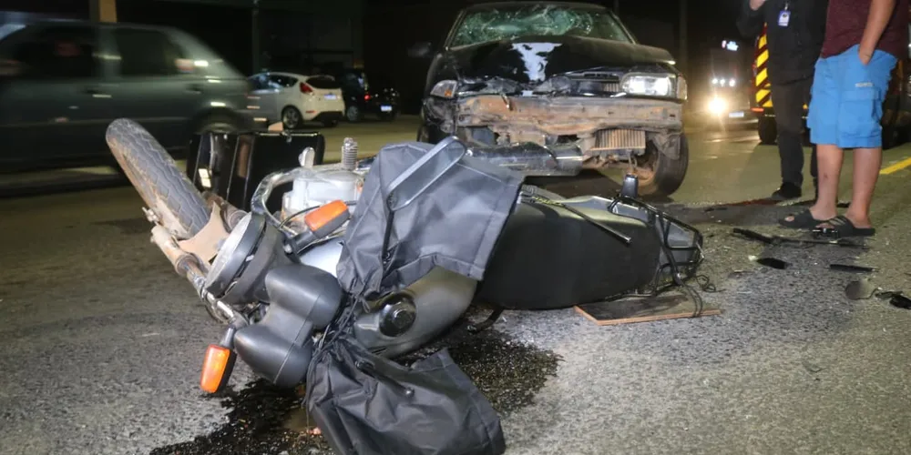 Os veículos ficaram parcialmente destruídos