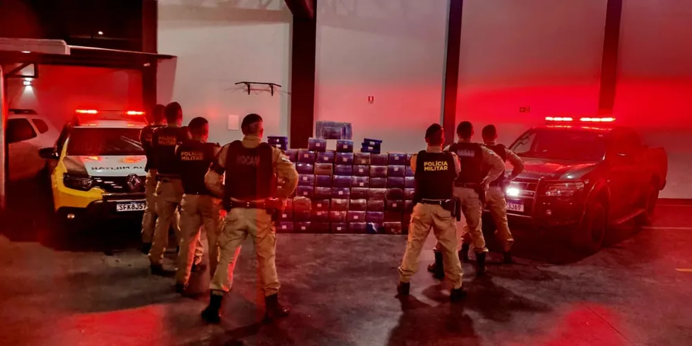 Foi necessário o emprego de quatro viaturas para o transporte da droga