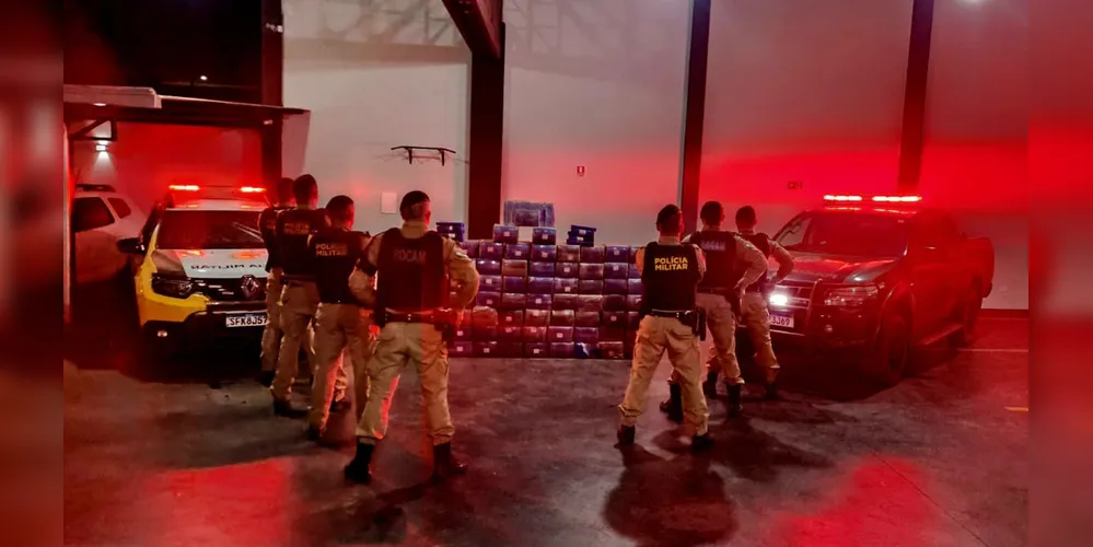 Foi necessário o emprego de quatro viaturas para o transporte da droga