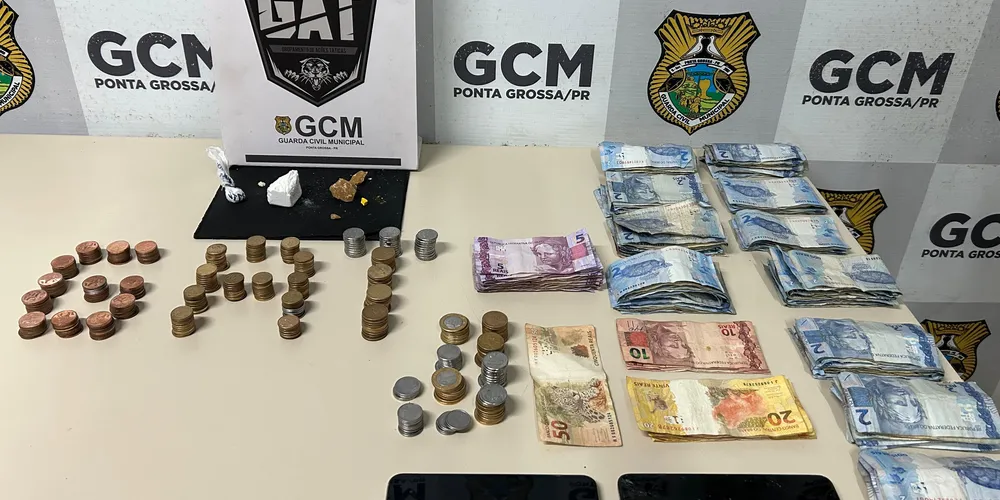 A guarda apreendeu drogas, dinherios e celulares