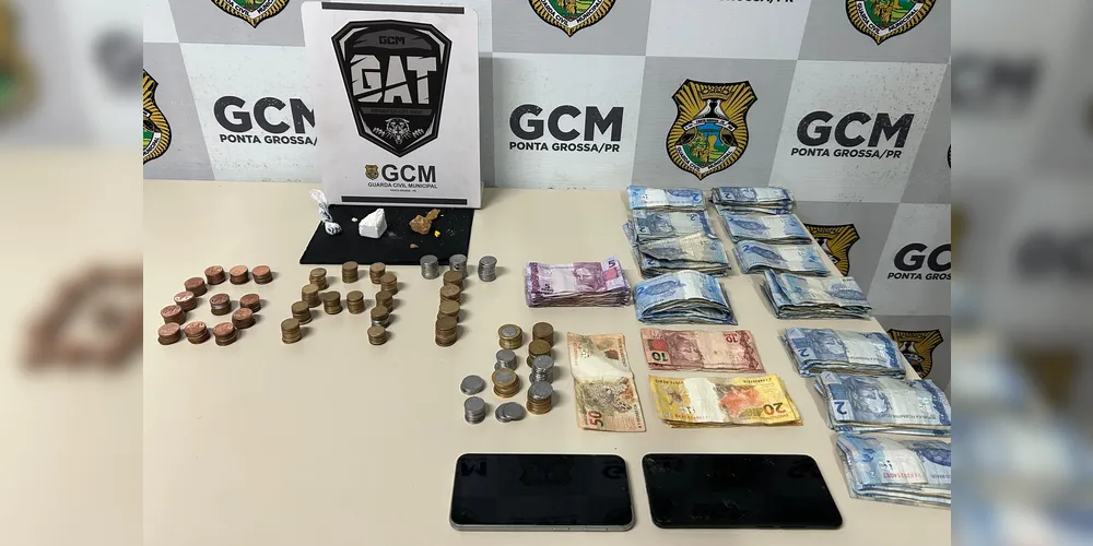 A guarda apreendeu drogas, dinherios e celulares