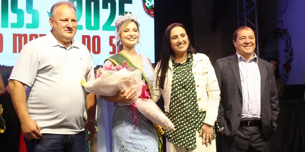 A prefeita Fernanda Sardanha esteve presente na hora da coroação