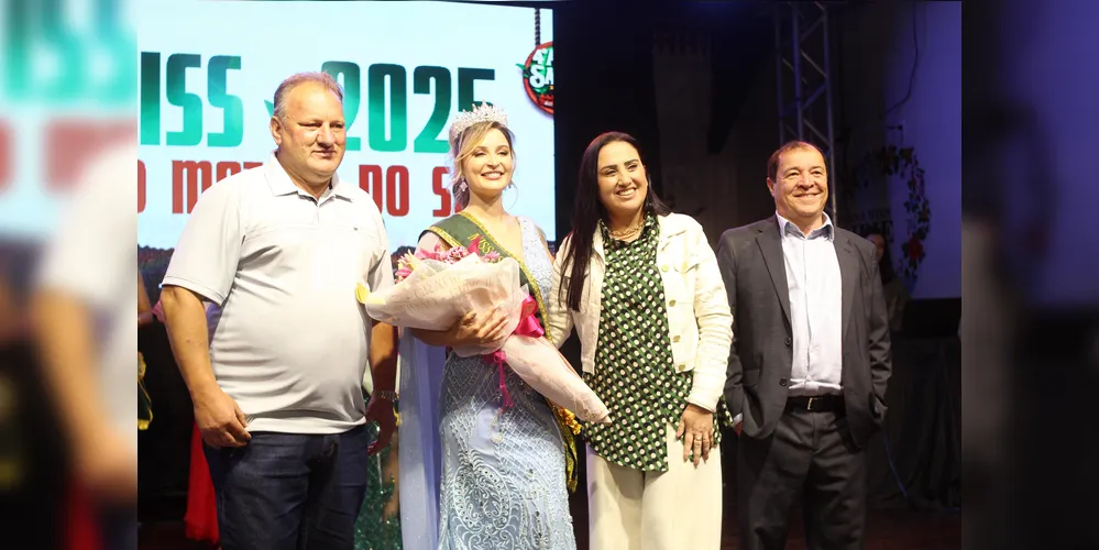 A prefeita Fernanda Sardanha esteve presente na hora da coroação