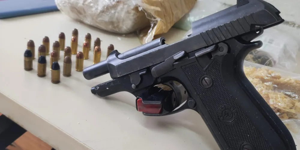 Todo o material apreendido foi encaminhado à Delegacia de Polícia Civil