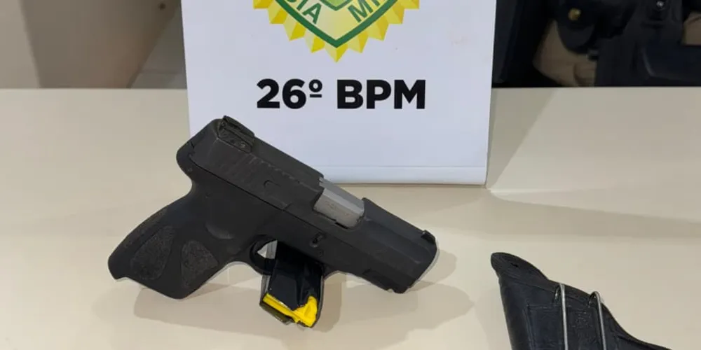 O homem e a arma foram encaminhados para a delegacia de Polícia Civil