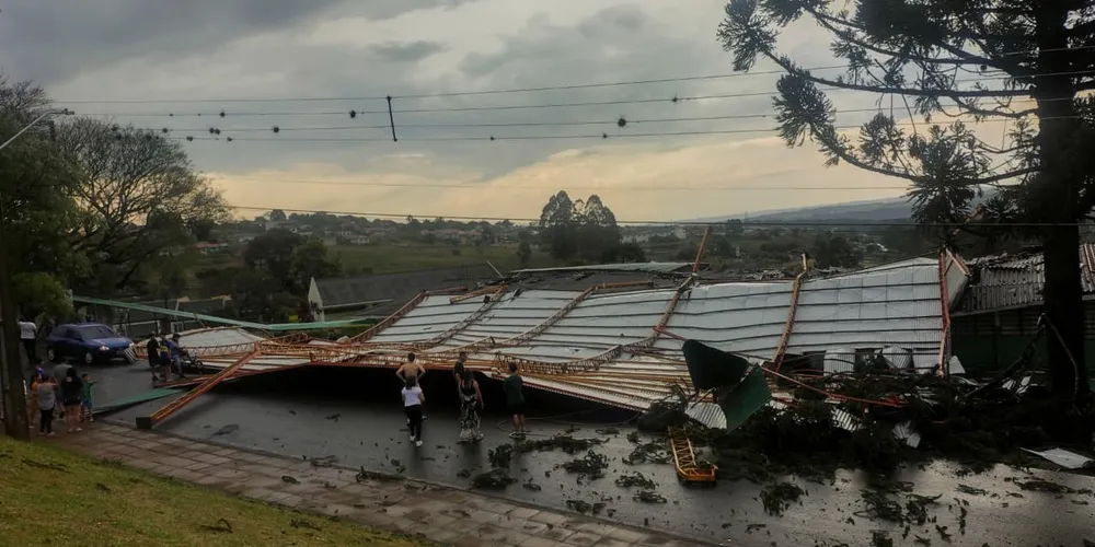 Parte da escola ficou destruída