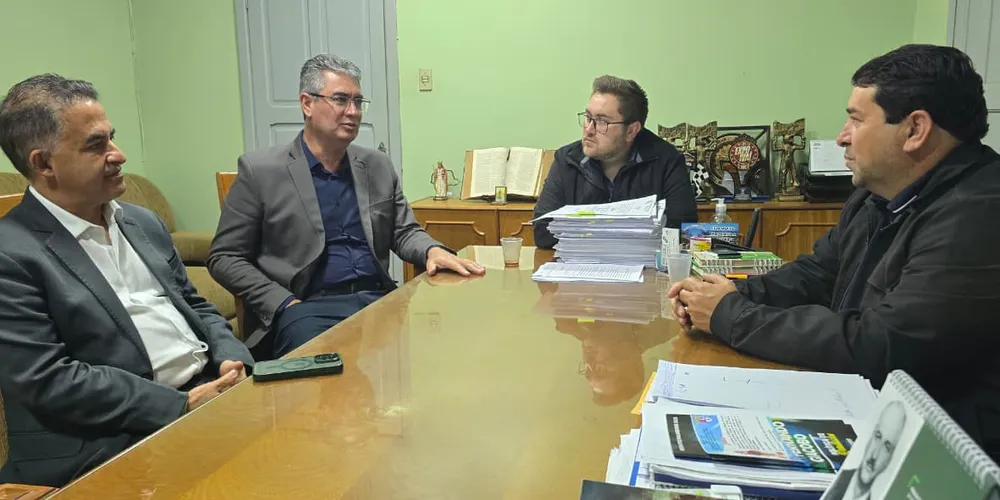 Conversa entre Julio Kuller, o prefeito de Ivaí Orli Antônio e demais representantes