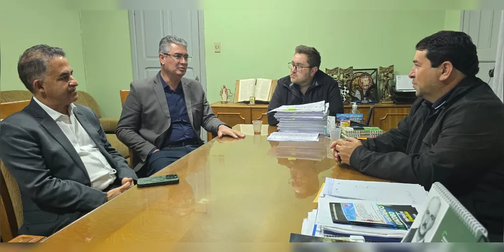 Conversa entre Julio Kuller, o prefeito de Ivaí Orli Antônio e demais representantes