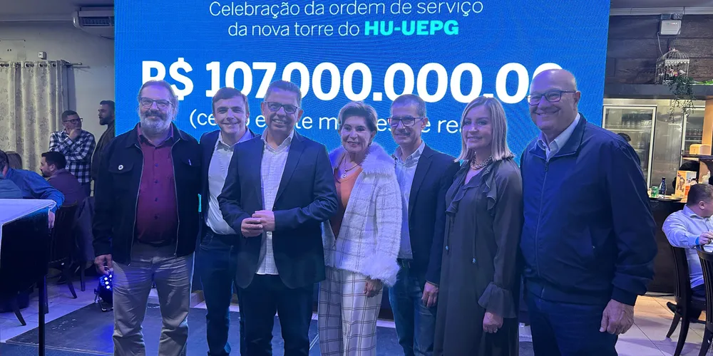 O reitor da UEPG, Miguel Sanches Neto, esteve reunido com lideranças políticas durante a solenidade